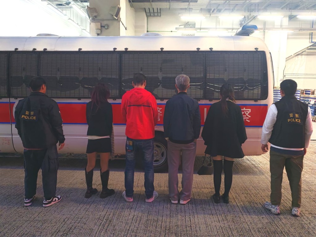 警上海街搗破非法賭檔 拘女負責人及4賭客。警方圖片