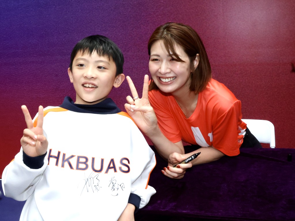 木村沙織為小球迷的球衣簽名。徐嘉華攝 木村沙織為小球迷的球衣簽名。徐嘉華攝