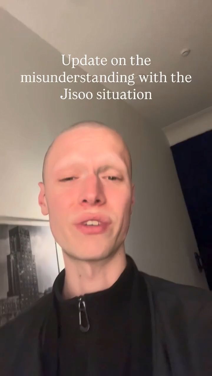 時裝設計師Benjamin稱借衫給Jisoo影專輯封面,但已6個月過去,都未得到對方團隊回覆何時歸還。 時裝設計師Benjamin稱借衫給Jisoo影專輯封面,但已6個月過去,都未得到對方團隊回覆何時歸還。