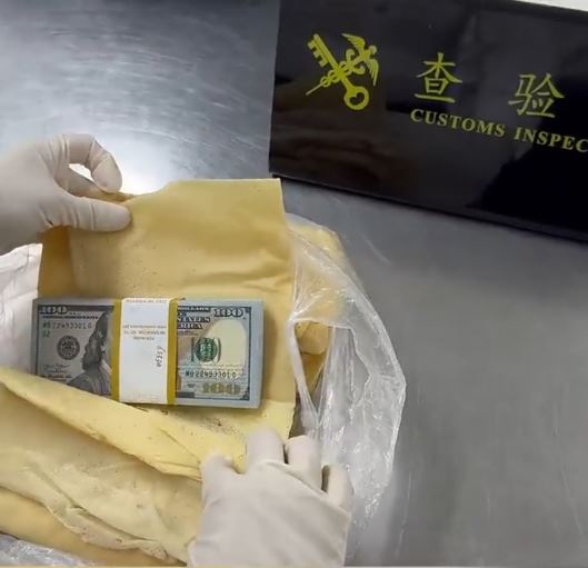羅湖海關在2名圖往香港的旅客行李內，搜出35疊總值33萬的美元。