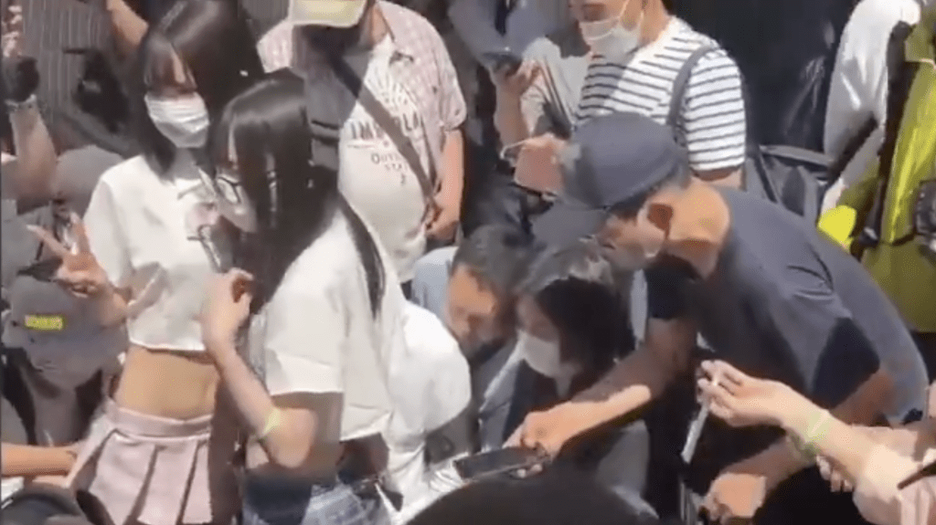 令人髮指的是，這群男子並非進行正常的動漫攝影，而是集體蹲下甚至「全體趴地」，將手中的專業相機、長焦鏡頭以至智能手機，直接伸到女Coser的超短裙正下方，以極其誇張的貼地低角度瘋狂閃光拍攝。X@ohlala573影片截圖