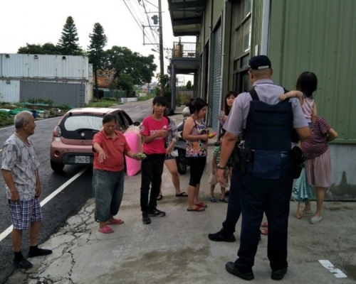 警員抱起女童聽述市民講述經過。