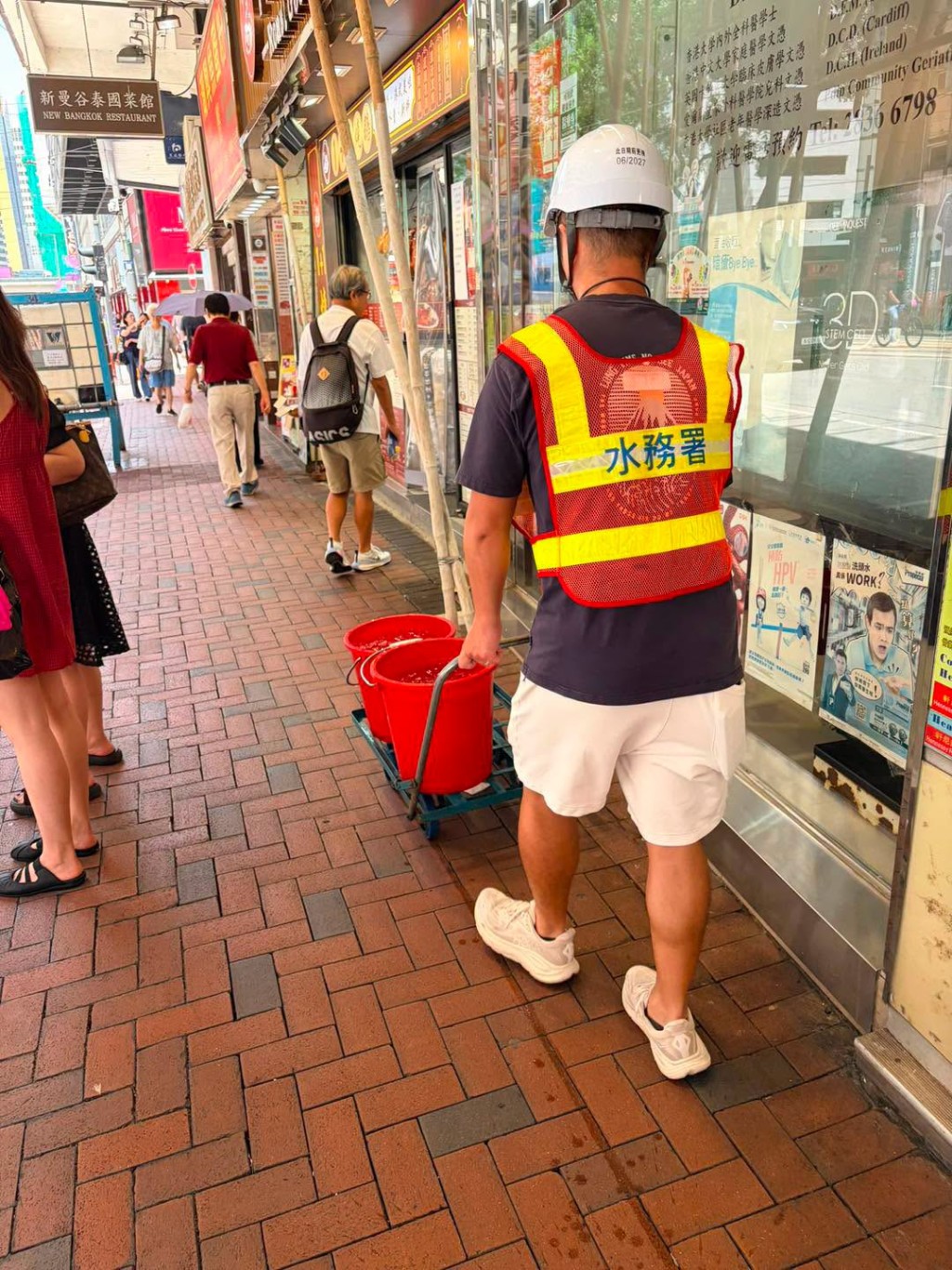 水務署在受影響大廈及商戶附近放置水車及水箱提供臨時食水。fb「滴惜仔」圖片