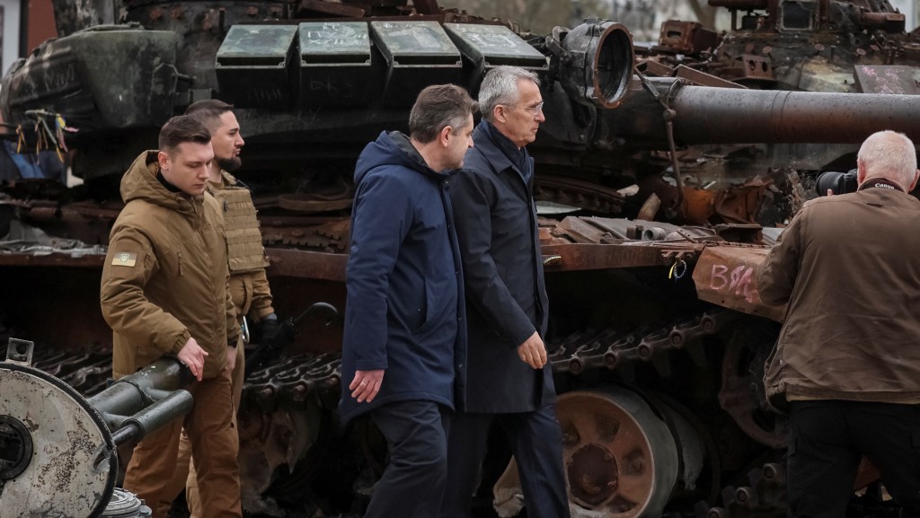 北约秘书长斯托尔滕贝格（Jens Stoltenberg）科访基辅，在圣迈克尔广场参观战损的俄军装甲车。 路透社
