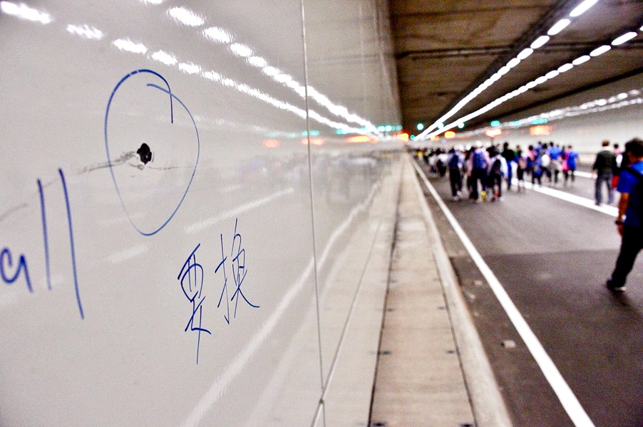 隧道仍有执漏工程，有墙板写明要换。