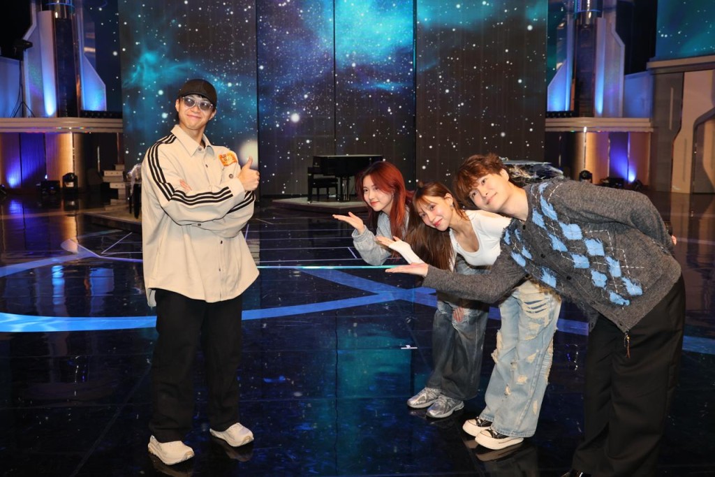 吳業坤嬲穎喬(白衫)與周智敏(紅髮)冇多謝佢,胡鴻鈞就叫兩人向他鞠躬致謝,十分搞笑。 吳業坤嬲穎喬(白衫)與周智敏(紅髮)冇多謝佢,胡鴻鈞就叫兩人向他鞠躬致謝,十分搞笑。