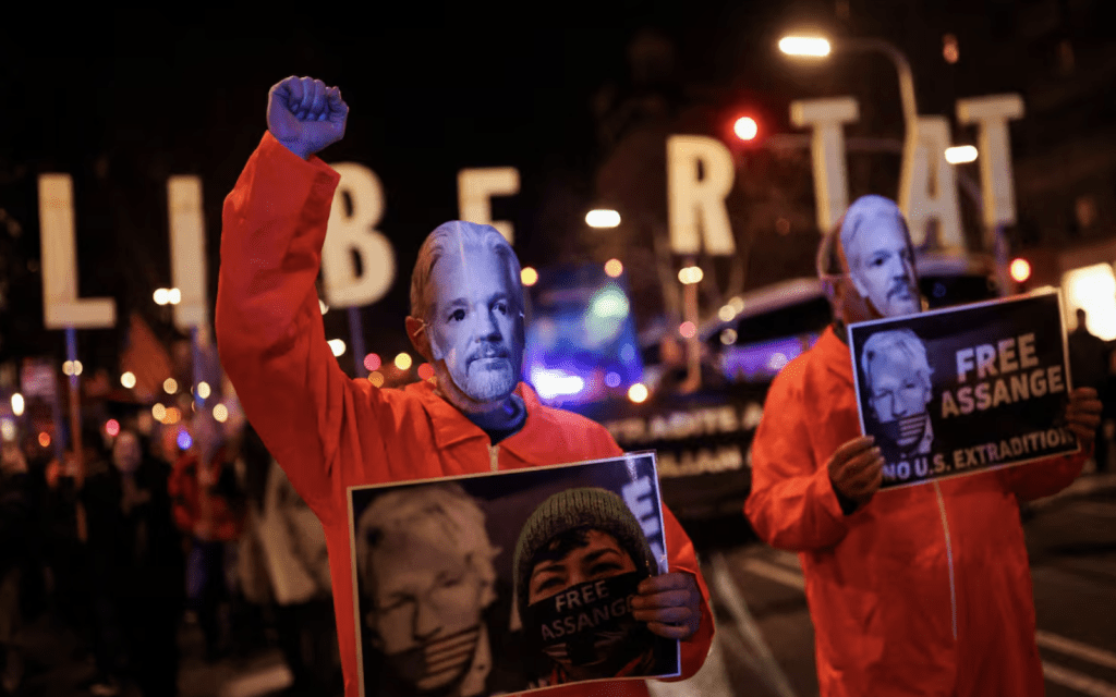 維基解密創辦人朱利安·阿桑奇的支持者於 2024 年 2 月 20 日在西班牙巴塞隆納英國領事館前示威反對美國引渡。路透社