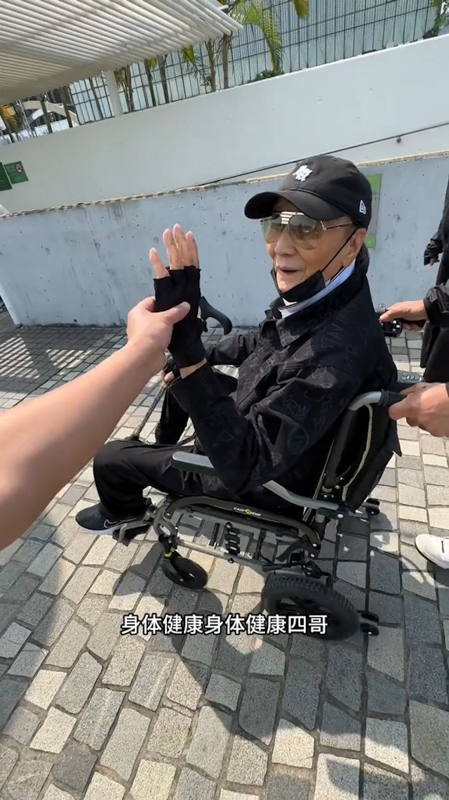 謝霆鋒父親謝賢近日在尖沙咀被網民野生捕獲。 謝霆鋒父親謝賢近日在尖沙咀被網民野生捕獲。