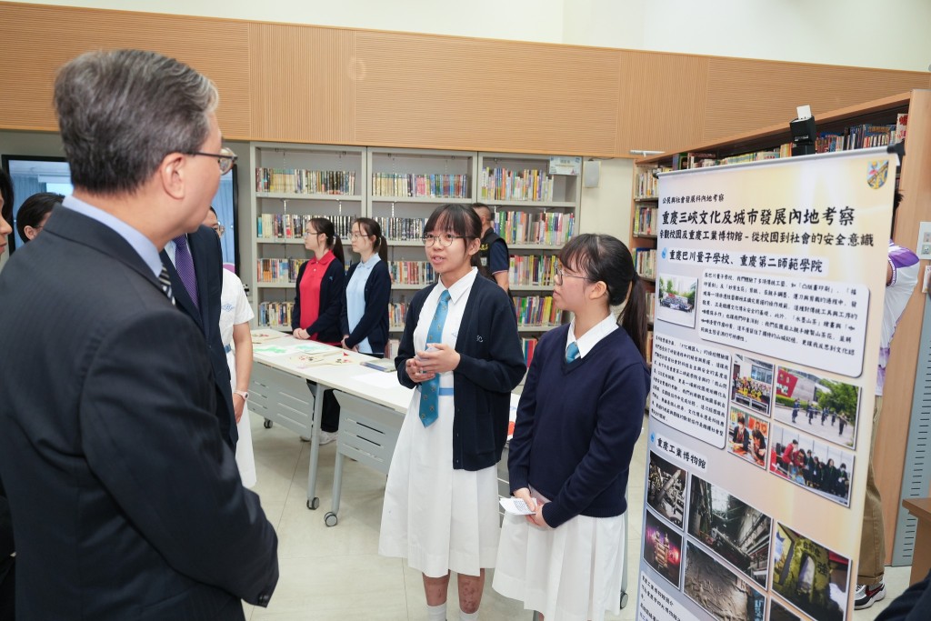 學生與林定國分享早前到重慶交流的學習成果。