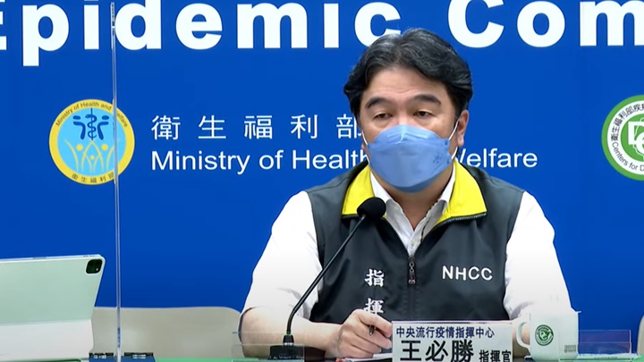 王必勝指在流感等疾病威脅下，台灣最快要待11月方能討論放寬「口罩令」。網上影片截圖