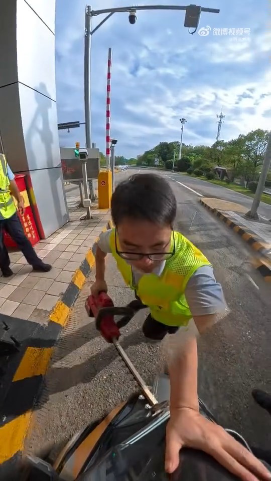 收費站職員手持電鋸截停企圖硬闖高速的電單車。