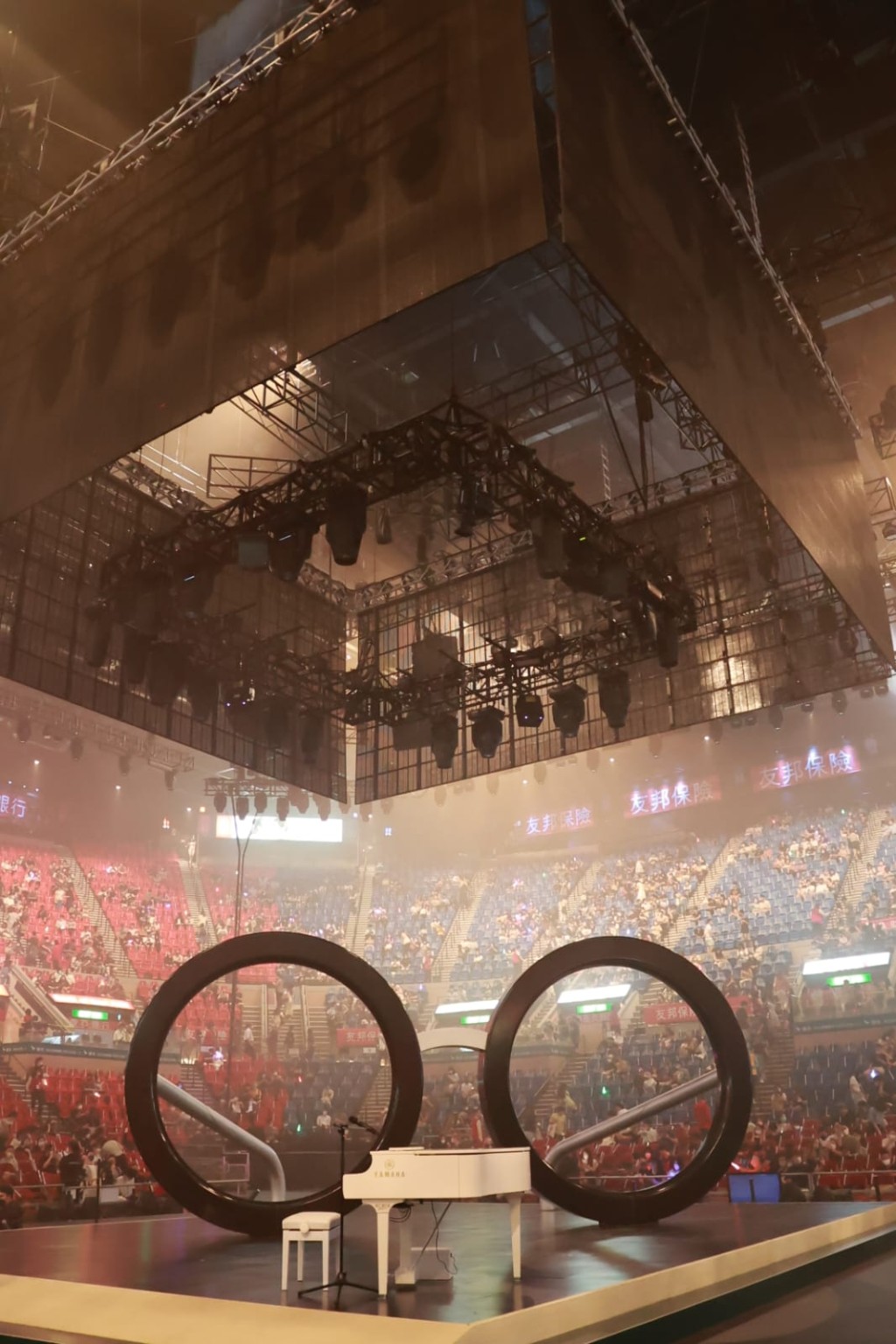 林家謙的舞台設計簡約，但台上方仍然吊有喇叭。