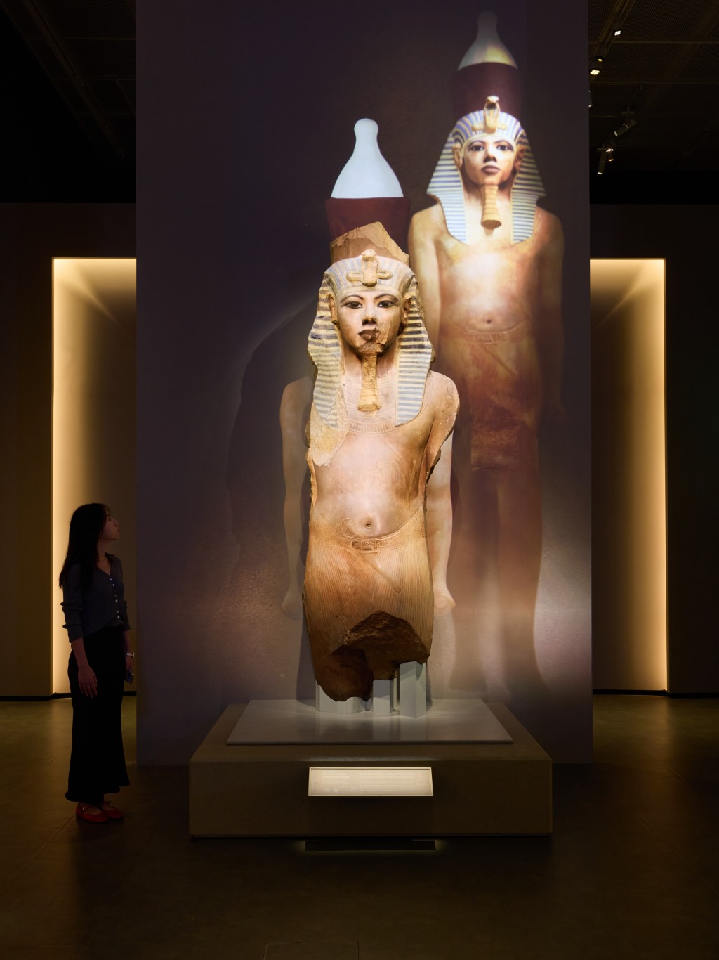 團隊運用光雕投影技術呈現圖坦卡門巨像原貌。（圖片由香港故宮文化博物館提供）