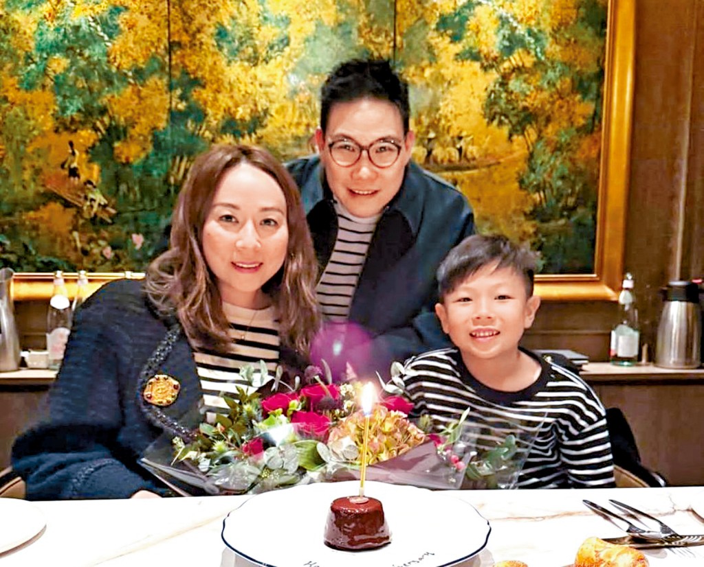 苏永康一家三口感情十分亲密。