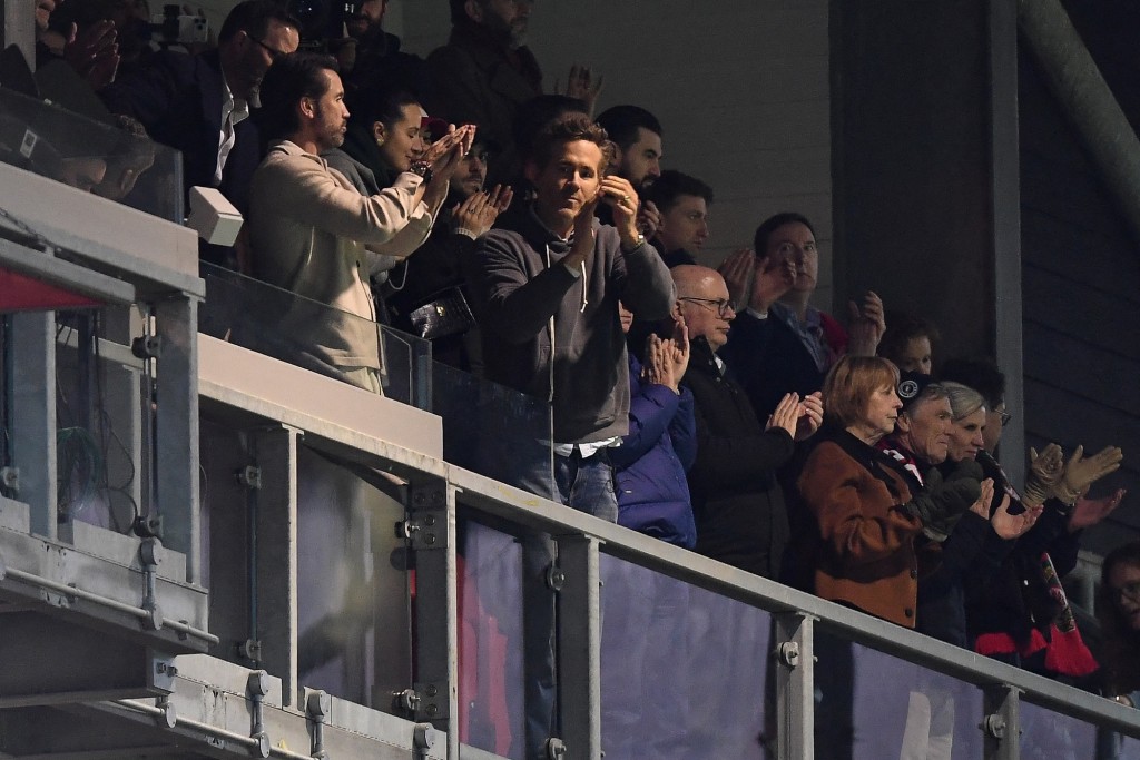 域斯咸兩名荷里活班主賴恩雷諾士和羅拔麥艾漢尼，帶領全場球迷起立鼓掌。法新社