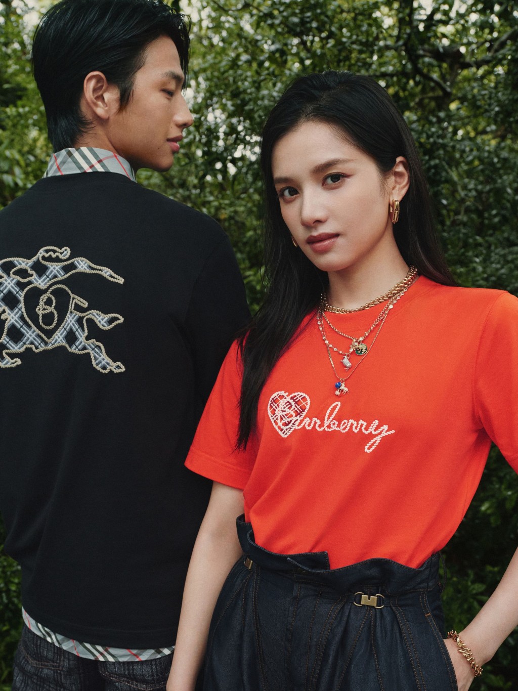 Burberry的七夕佳禮系列，設計靈感取材自繩結工藝，充滿東方色彩的設計元素是由Burberry與東華大學師生首度攜手創作。