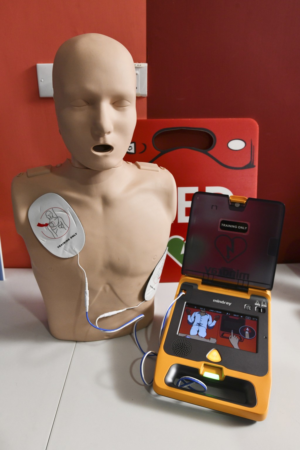 本港现时约有2,700部AED已登记在消防处的「AED搵得到」网上资讯平台。资料图片