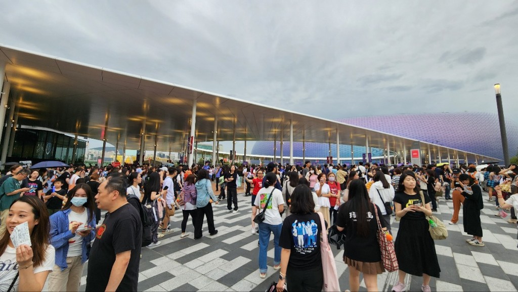 啟德主場館一帶場面熱鬧。黃文威攝 啟德主場館一帶場面熱鬧。黃文威攝