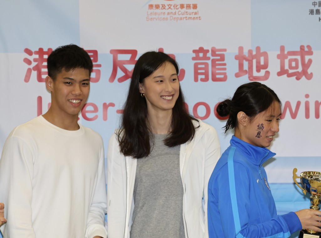麦世霆及谭凯琳两位亚运泳手前来颁奖。 本报记者摄