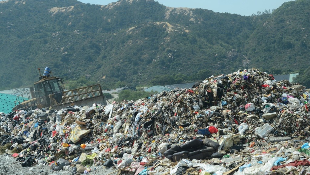 在足夠的轉廢為能設施啓用前，香港仍需堆填區處理都市固體廢物。資料圖片