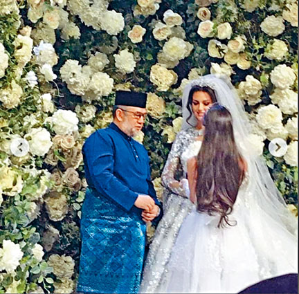 網上流傳原大馬國王穆罕默德五世去年底與前莫斯科小姐沃埃沃金娜舉行婚禮的照片。