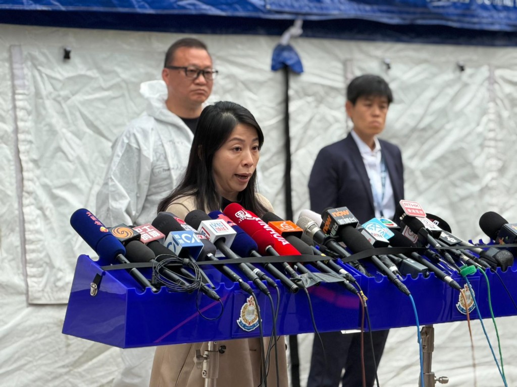 曾淑賢（前排）和鄭嘉俊（後排左）不時在宏福苑簡報會中向公眾交代最新情況。