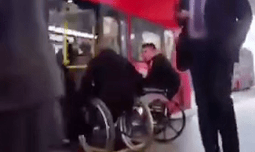 两人争执，右面轮椅人士表示自己来先，要求后来者让路。