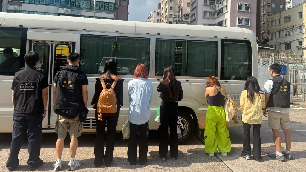 警聯同入境處旺角打擊黑工及非法入境者 拘捕15人。警方提供