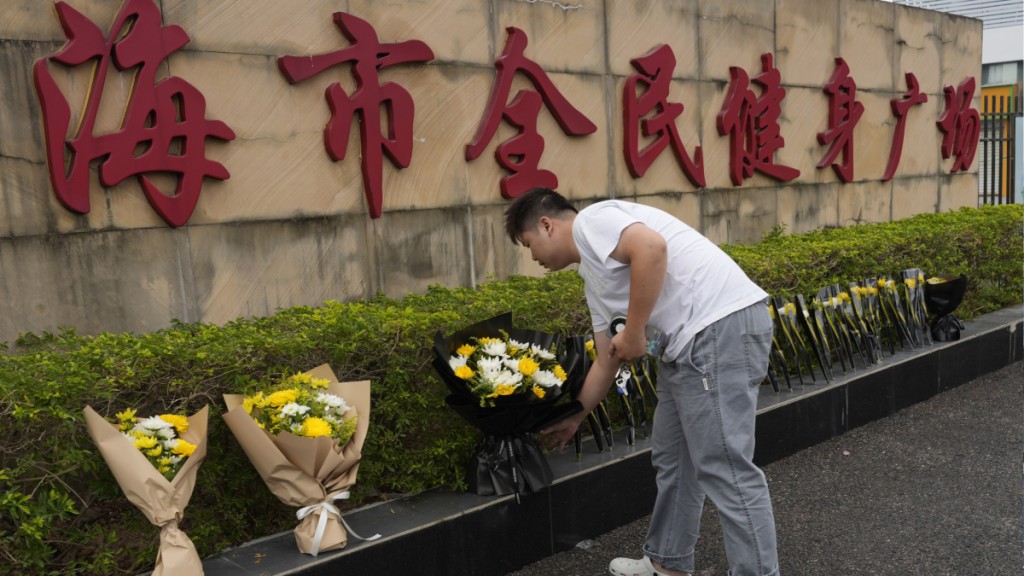 有民眾到珠海體育中心獻花，悼念死者。美聯社