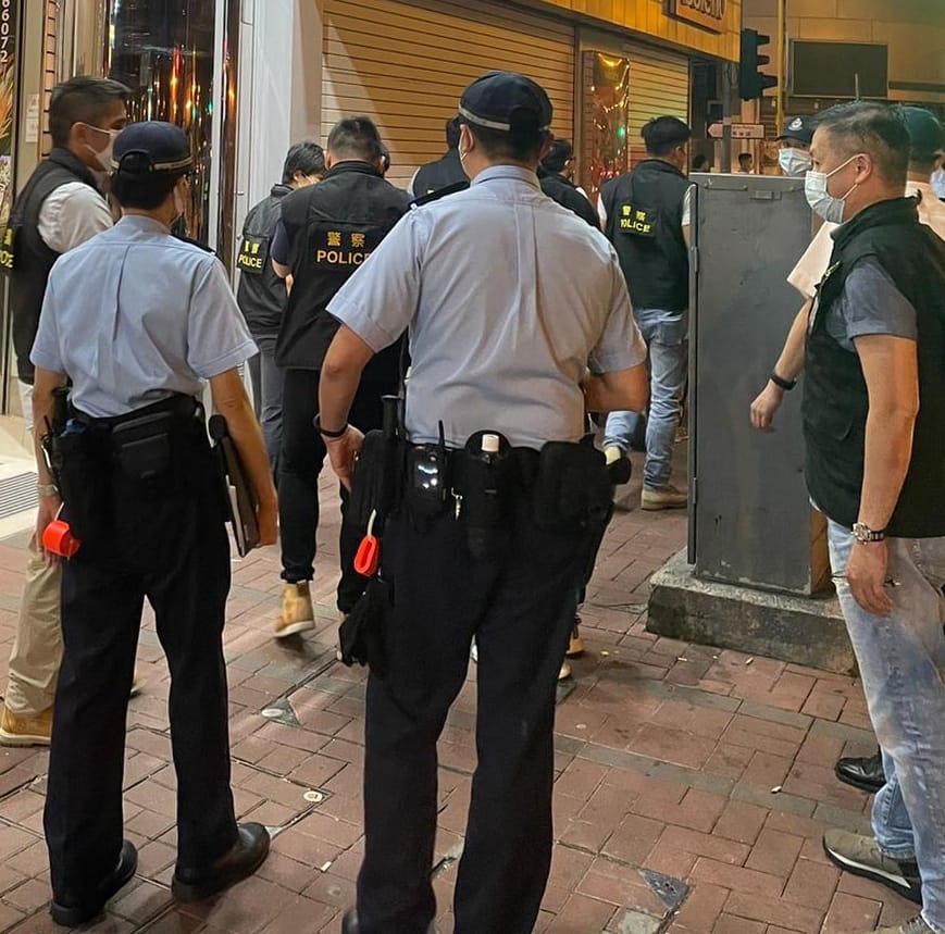 警方聯同食環巡查尖沙咀內食肆酒吧等。警方圖片
