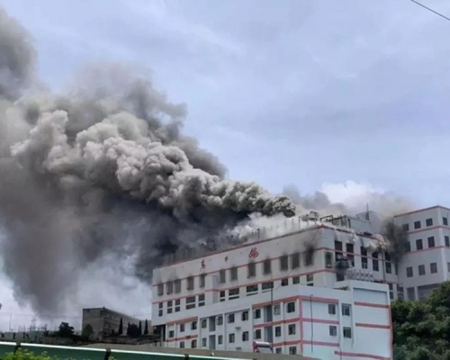 贵州贵阳的「老干妈辣椒厂」仓库昨日发生大火，幸好并无造成人员伤亡。　网图