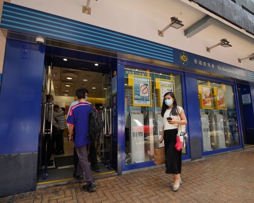 不少市民買六合彩碰碰運氣。