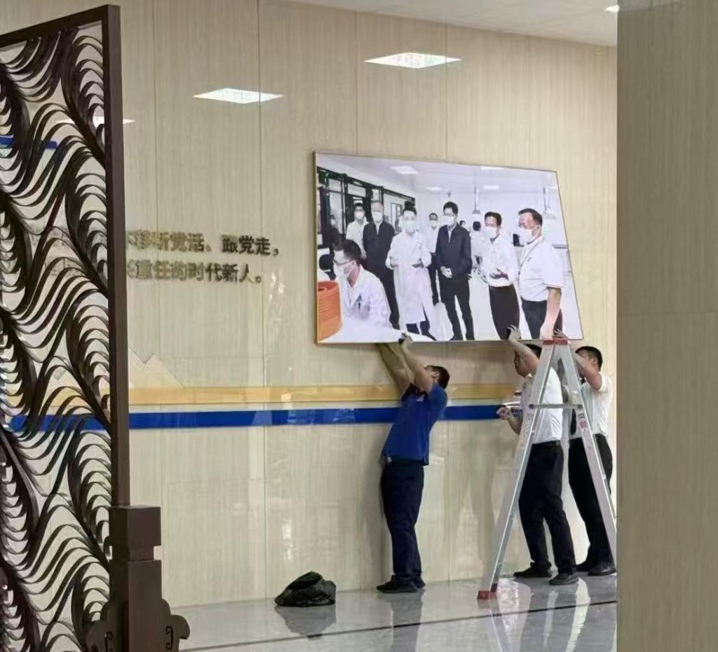 廣西大規模「去藍化」,將落馬的藍天立官方宣傳照丟棄。網圖 廣西大規模「去藍化」,將落馬的藍天立官方宣傳照丟棄。網圖