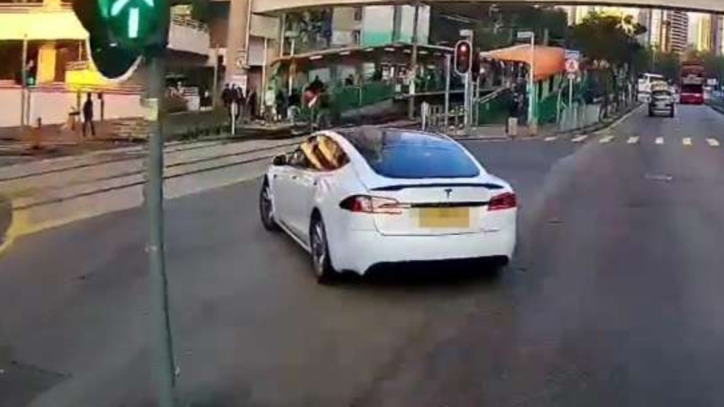 涉案Tesla當日橫越輕鐵路軌駛入天耀邨。網上片段