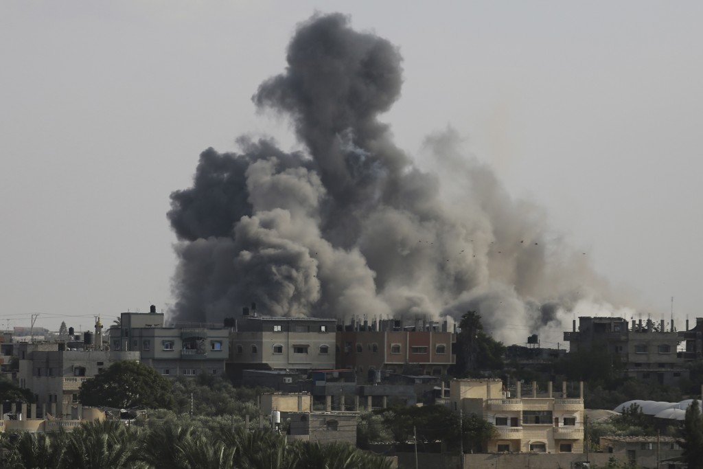 以軍空襲加沙，建築物冒出大量濃煙。美聯社