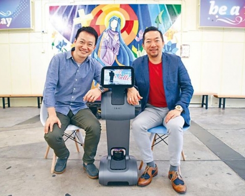 天主教慈幼會伍少梅中學最近購入智能機械人,以提升同學對學習STEM的動機和興趣。左為助理校長陳智偉,右為校長李建文。