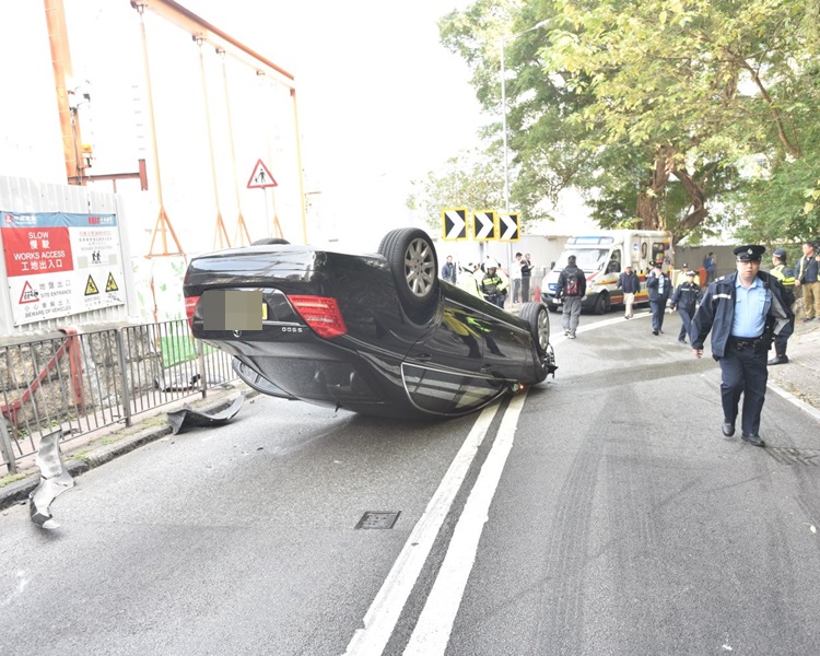 一辆私家车于湾仔坚尼地道失事反转。