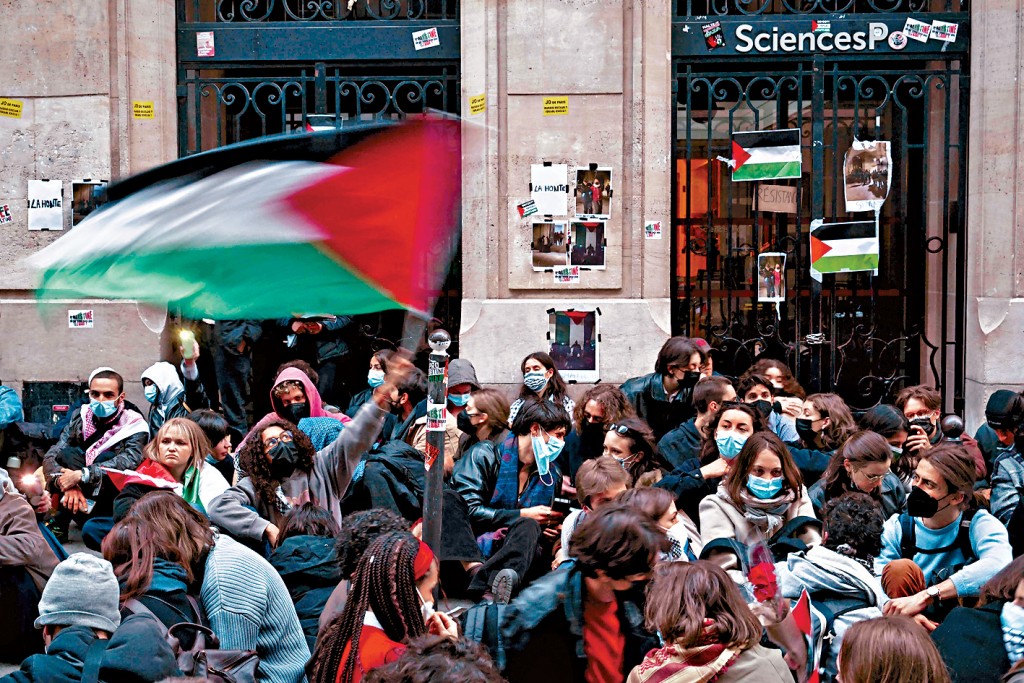 巴黎政治學院的示威學生揮舞巴勒斯坦旗幟。