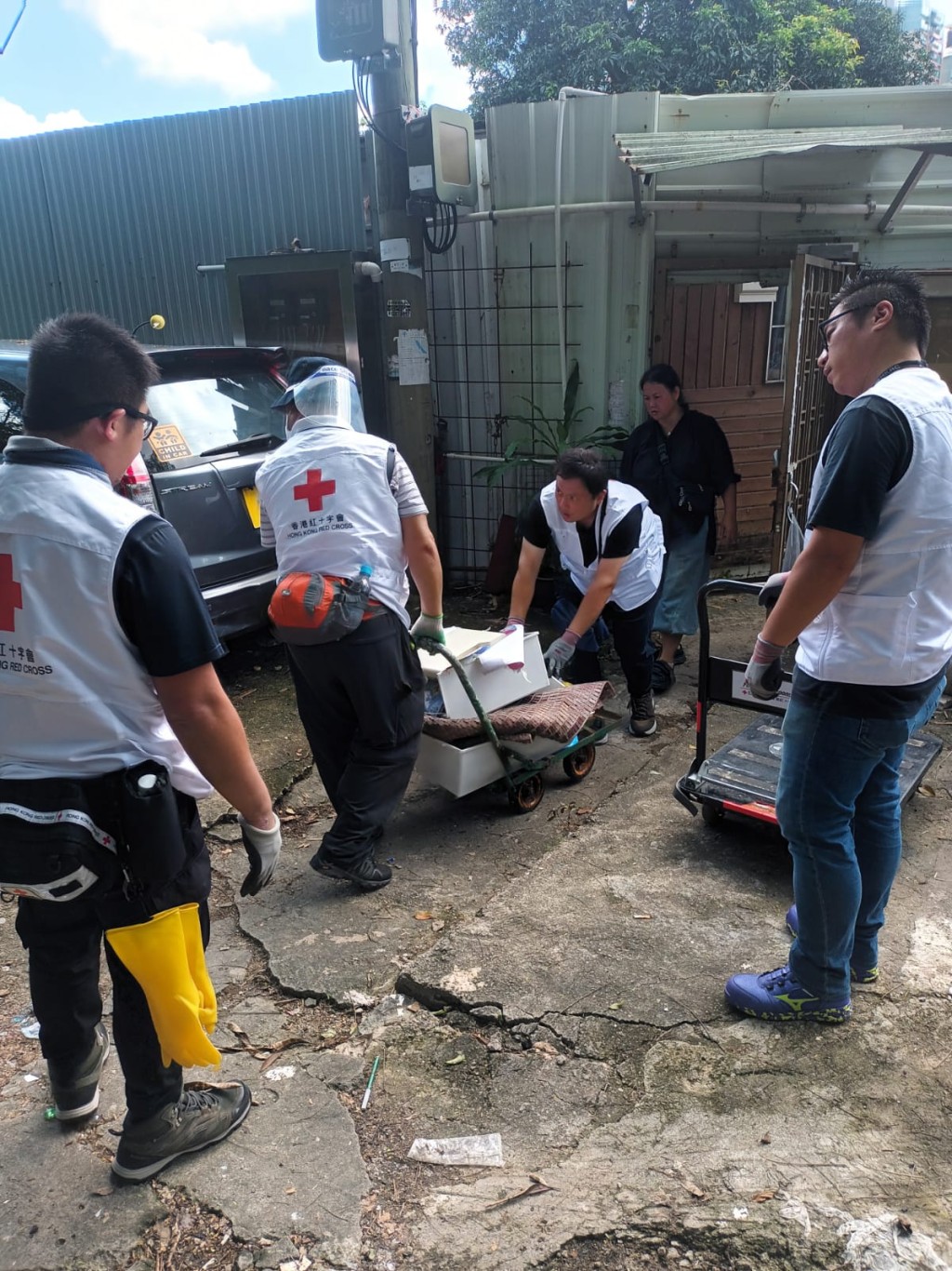 红十字会义工协助灾民清理垃圾。
