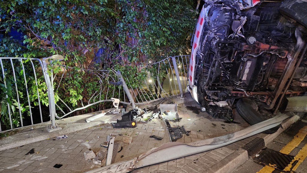 貨車車頭損毀,零件散落一地。 貨車車頭損毀,零件散落一地。