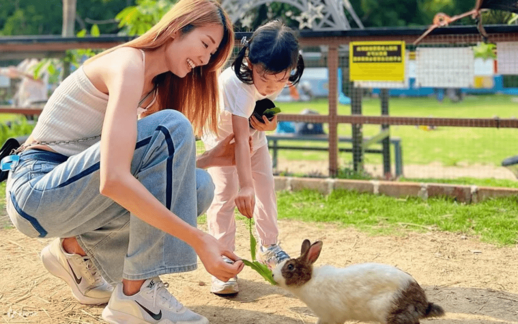 馬年親子好去處2026|小白兔農莊親親小兔子(圖片來源:Klook) 馬年親子好去處2026|小白兔農莊親親小兔子(圖片來源:Klook)
