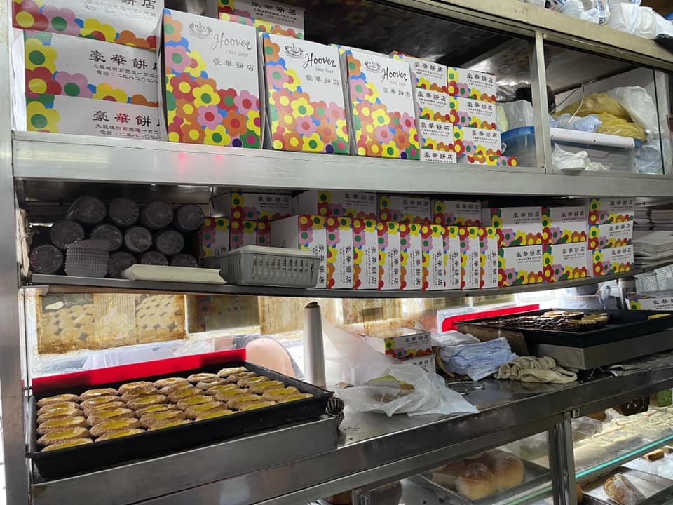 有市民在豪華餅店以每個20元購買鐵盒作珍藏。(相片來源：FB專頁「麵包超人的美食遊樂地圖」、「港康劉影」、「Being Hong Kong」、「鄭泳舜 Vincent Cheng」、「烘焙•愛麗斯」)