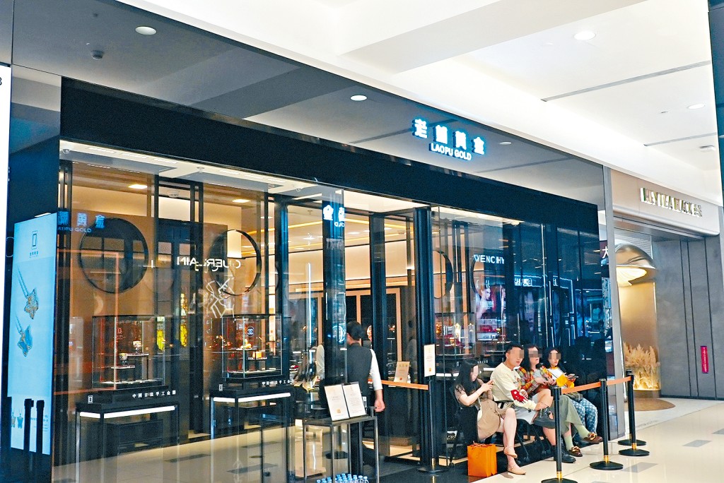 记者前往老铺黄金深圳罗湖万象城门店实地探访，甫走到门口已发现多人在排队。