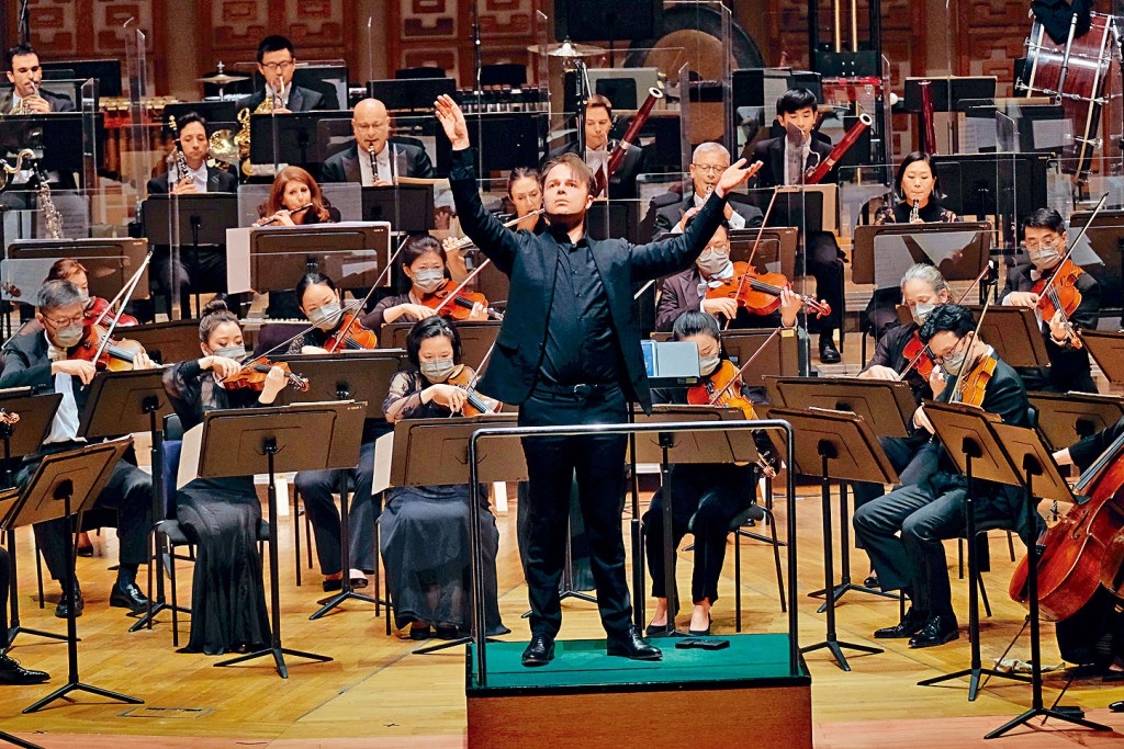 遠道來港指揮的Taavi Oramo ，身兼二職，既領導香港管弦樂團演奏，又在音樂會上獻唱。