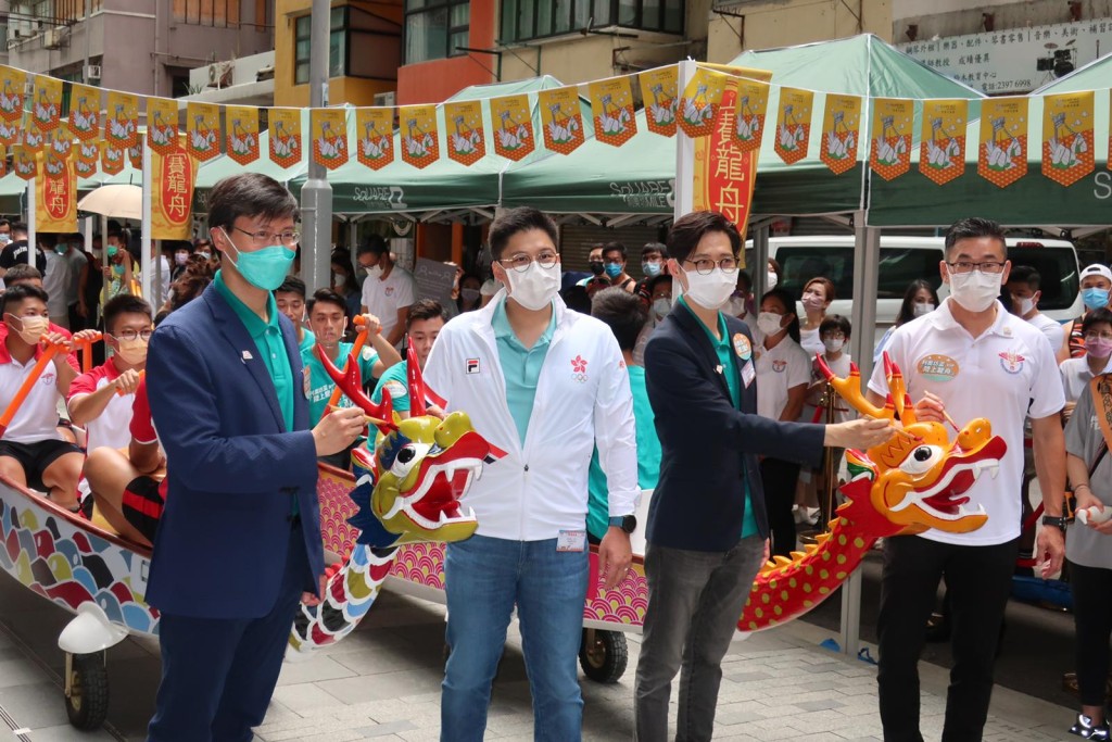 霍啟剛出席陸上龍舟競賽活動。