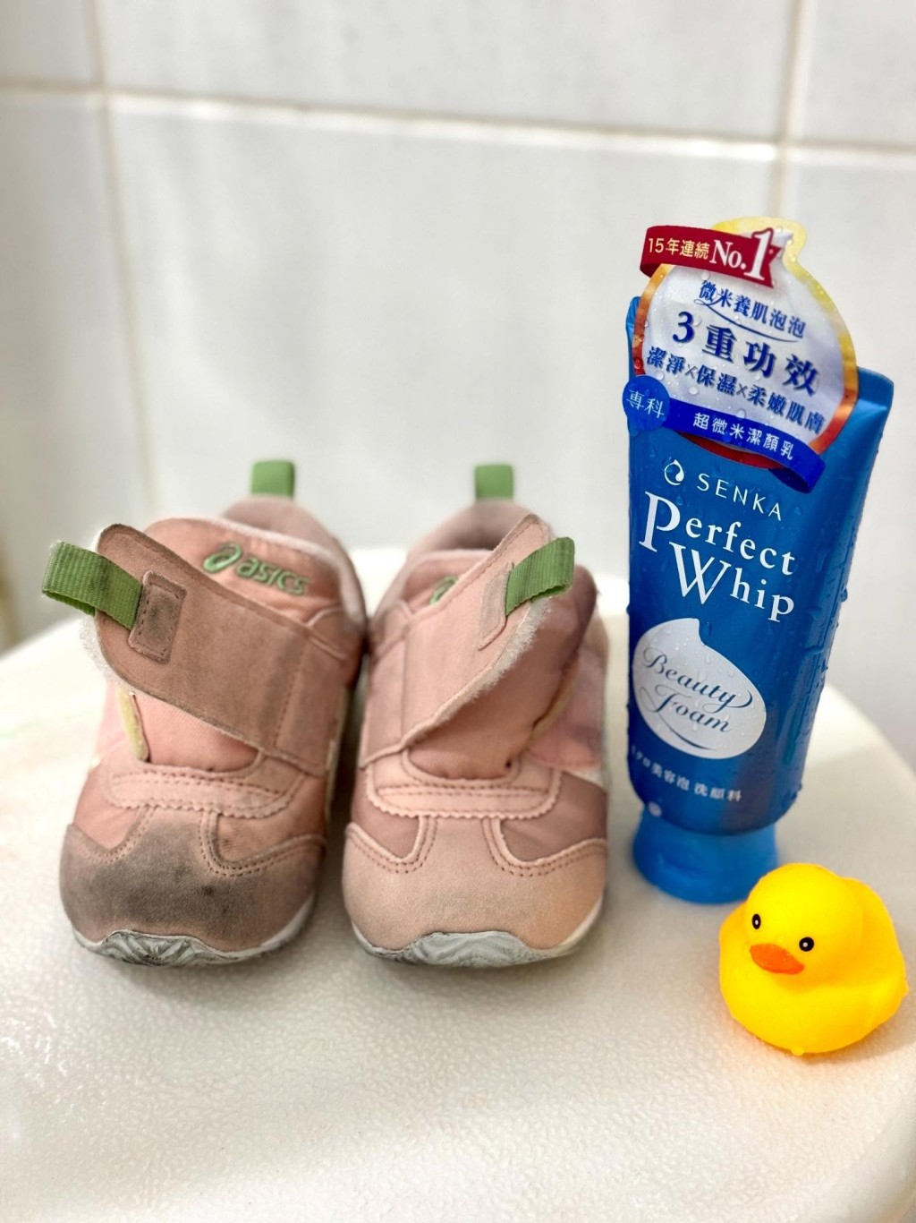 有台灣網民用SENKA洗面乳清洗小朋友運動鞋上的污漬，同樣效果顯著（faustusliving@Threads）