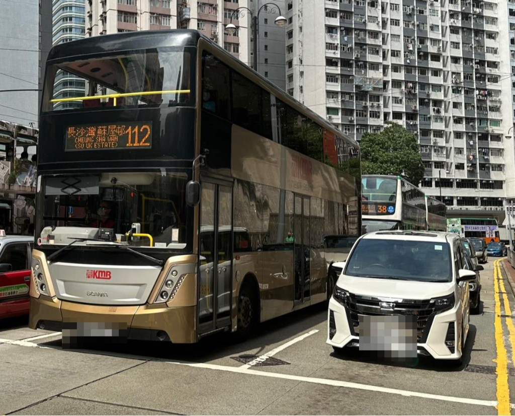 網民在九巴112號巴士,發現了一名懷疑是「暈車記錄員」。fb圖片