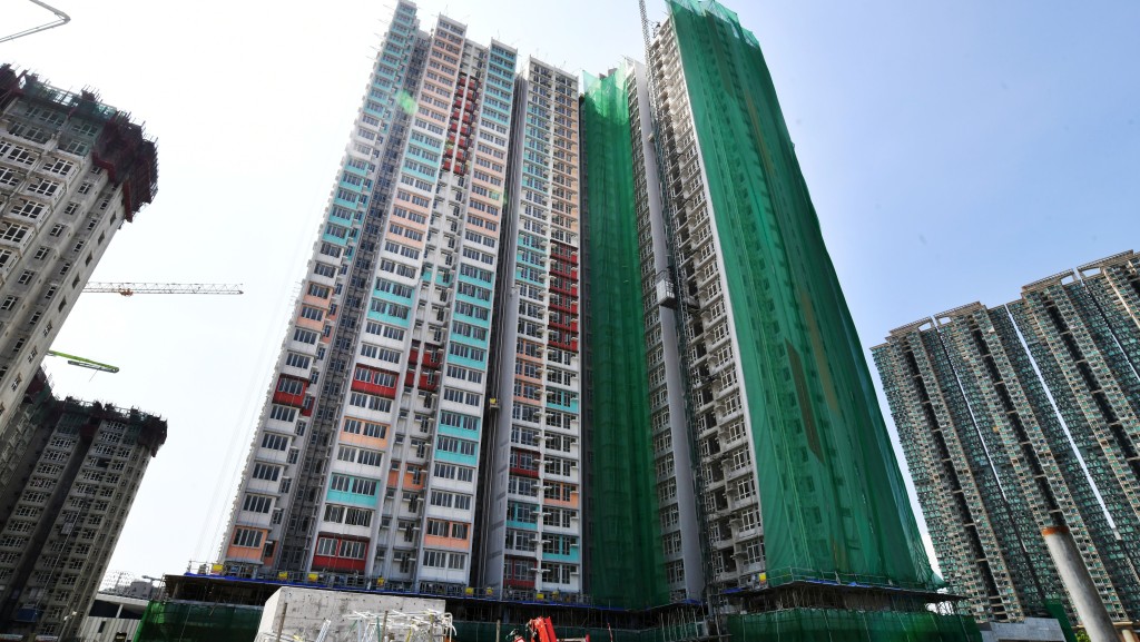 何永賢指簡約公屋明年3月全數落成 回應會否留低見證成果：做好眼前每一天