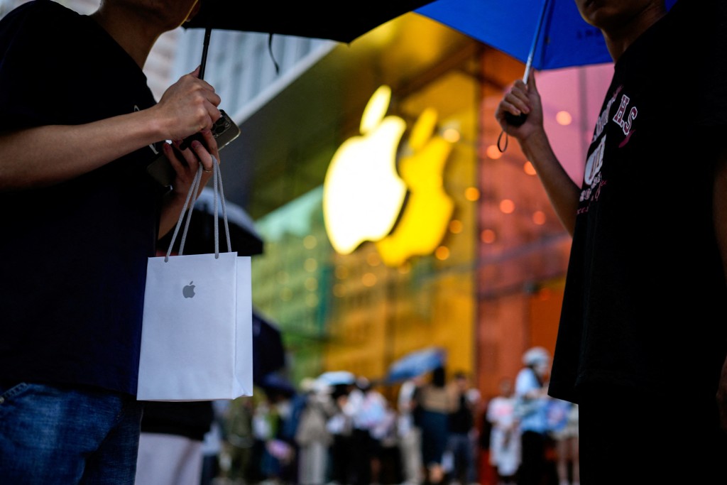 北京、上海、深圳等地的苹果零售店门口都大排长龙。路透社