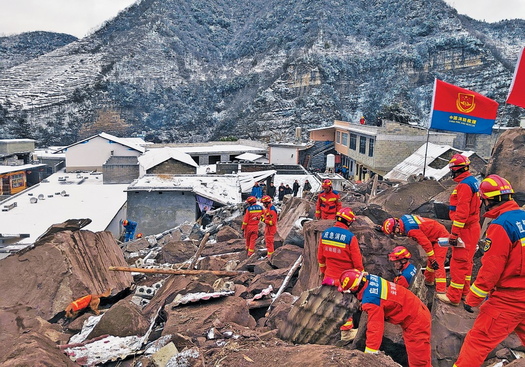 山泥掩埋多間房屋，現場如同廢墟。